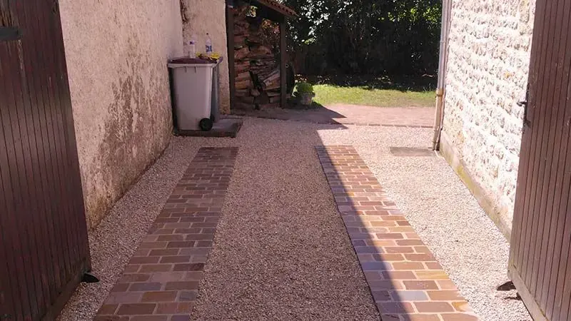 Allée en gravier stabilisé avec bandes de roulement en pavés Kandla