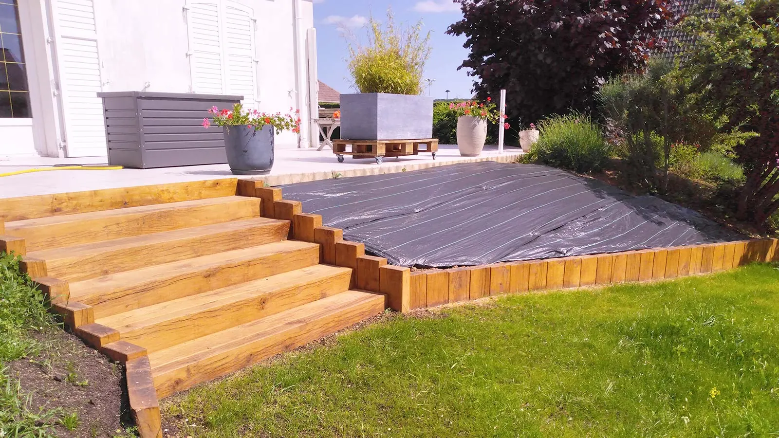 Escalier et muret en traverses paysagères menant à une terrasse