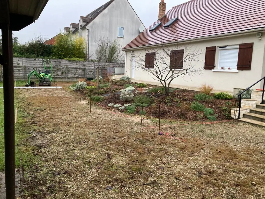 Terrain en herbe et terre devant la maison, avant travaux