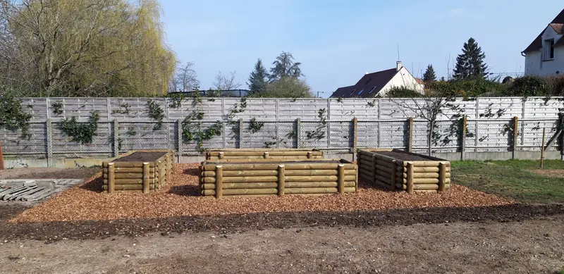 Bacs potagers en rondins sur paillage de copeaux