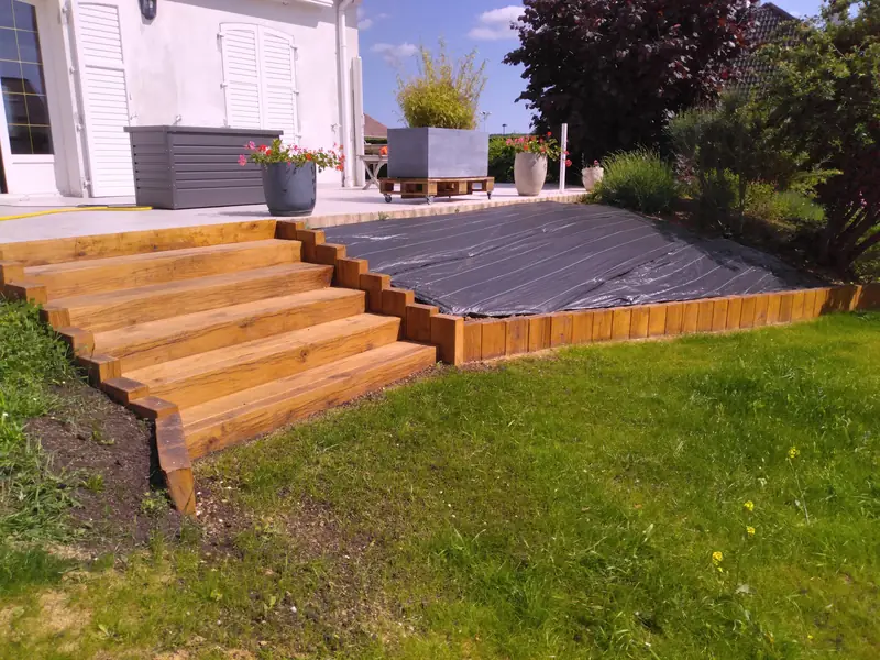 Escalier et muret en traverses paysagères sur un talus engazonné