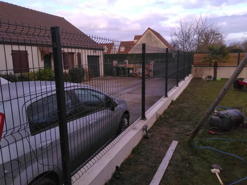 Grillage rigide anthracite sur muret, le long d’une cour