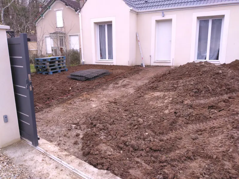 Décaissement de la future allée devant la maison