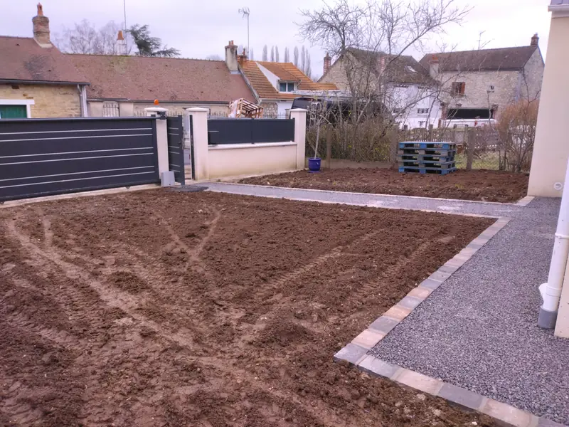 Allée en gravier posée le long de la maison