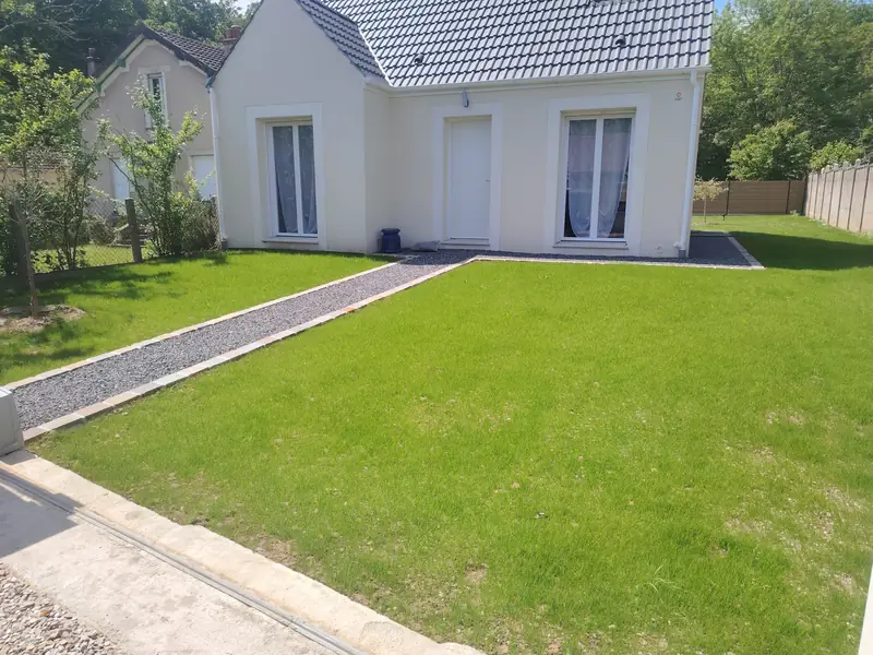 Gazon levé et allée devant la maison neuve