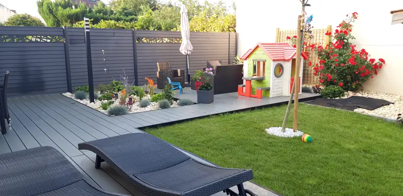 Terrasse en lames composites grises, massif et coin jeux