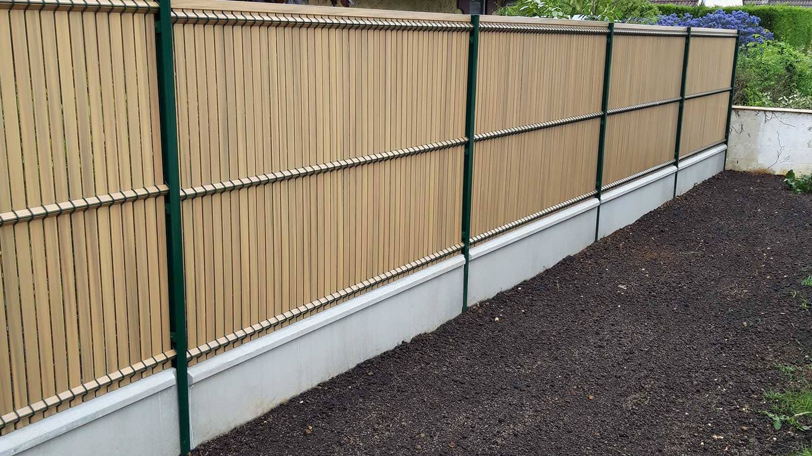 Grillage rigide kit occultant imitation bois - Réalisation VB Jardin