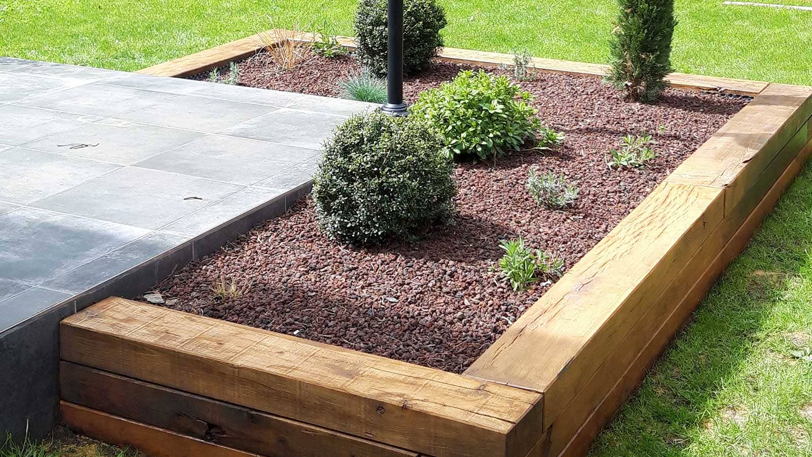 Aménagement de massif en traverse paysagère 3 - Réalisation VB Jardin