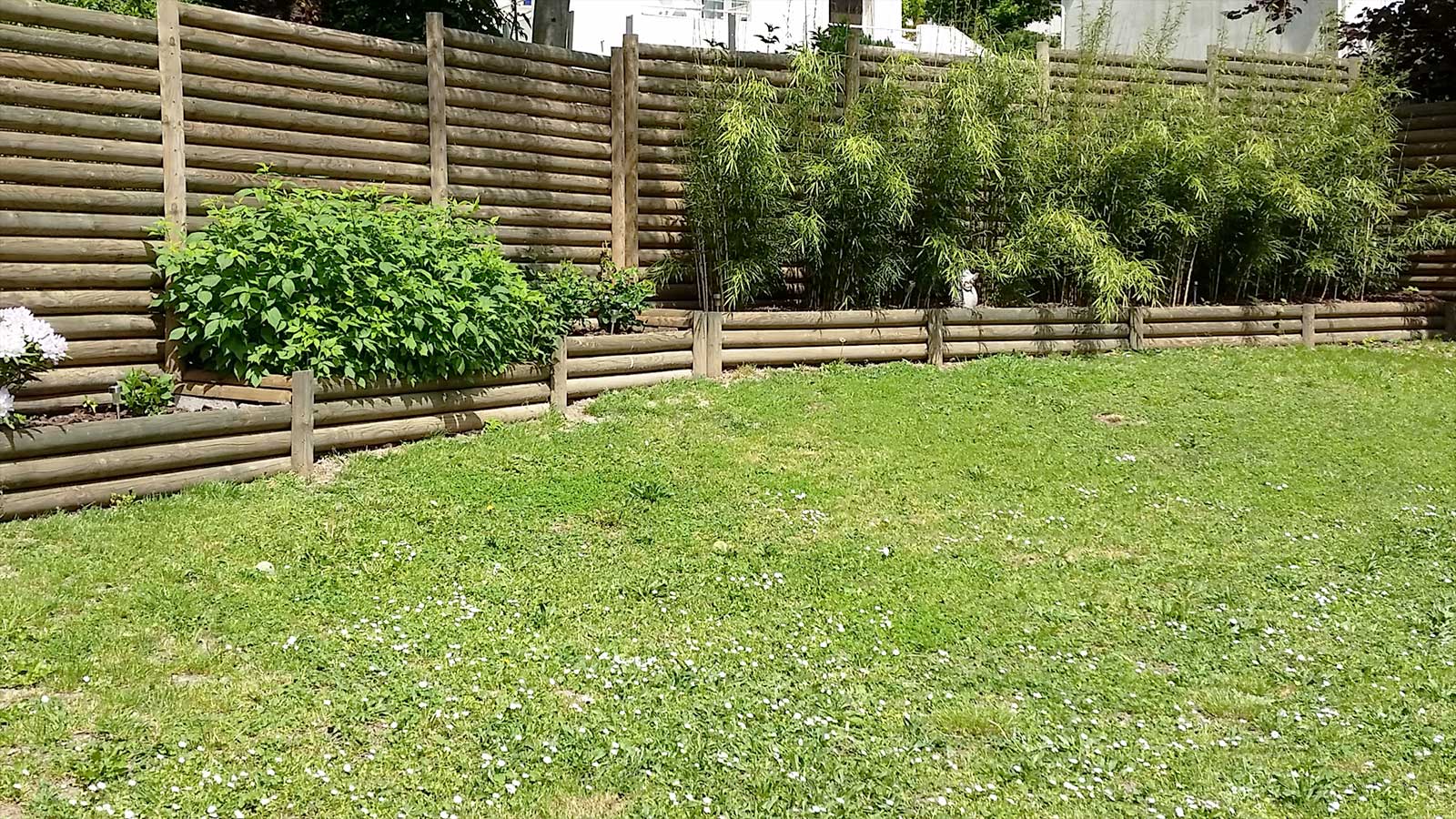 Clôture en demi rondin - Réalisation VB Jardin
