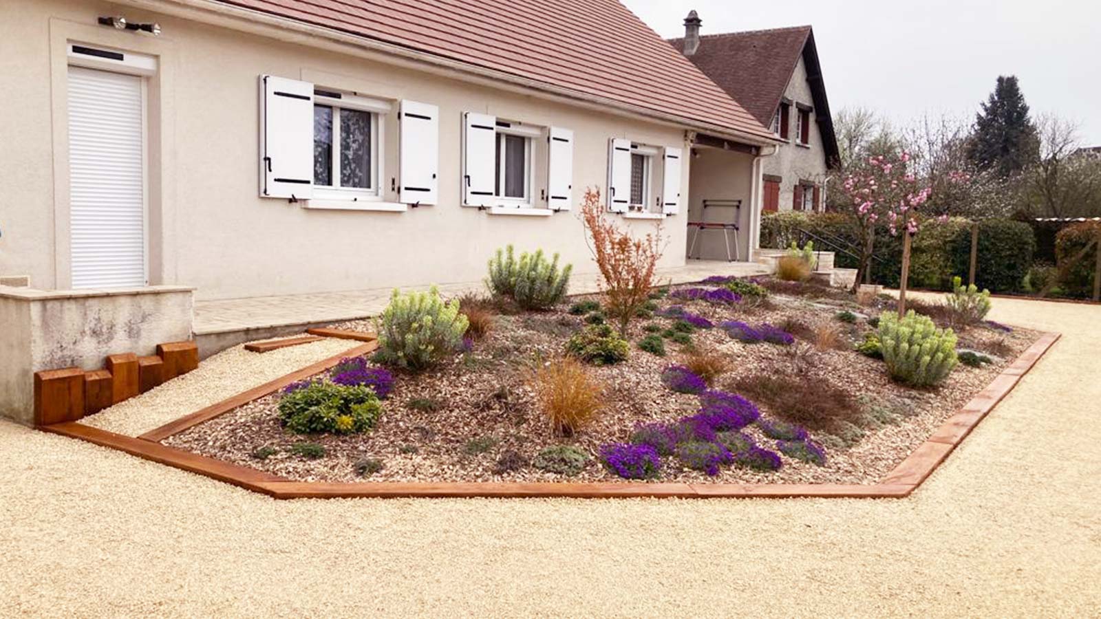 Aménagement de graviers stabilisé + Bordures de massif en traverses paysagères