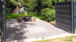 Place de stationnement en gravier stabilisé + bordure en pavés 2