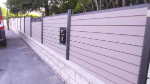 Clôture composite sur muret