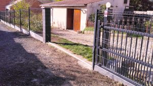 Pose d'une clôture avec un pillier beton deco