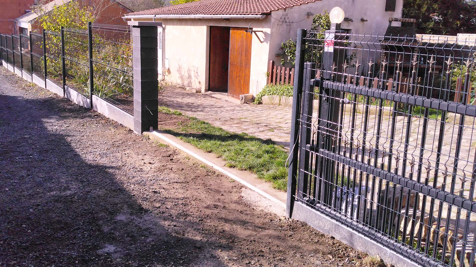 Pose d'une clôture avec un pillier beton deco