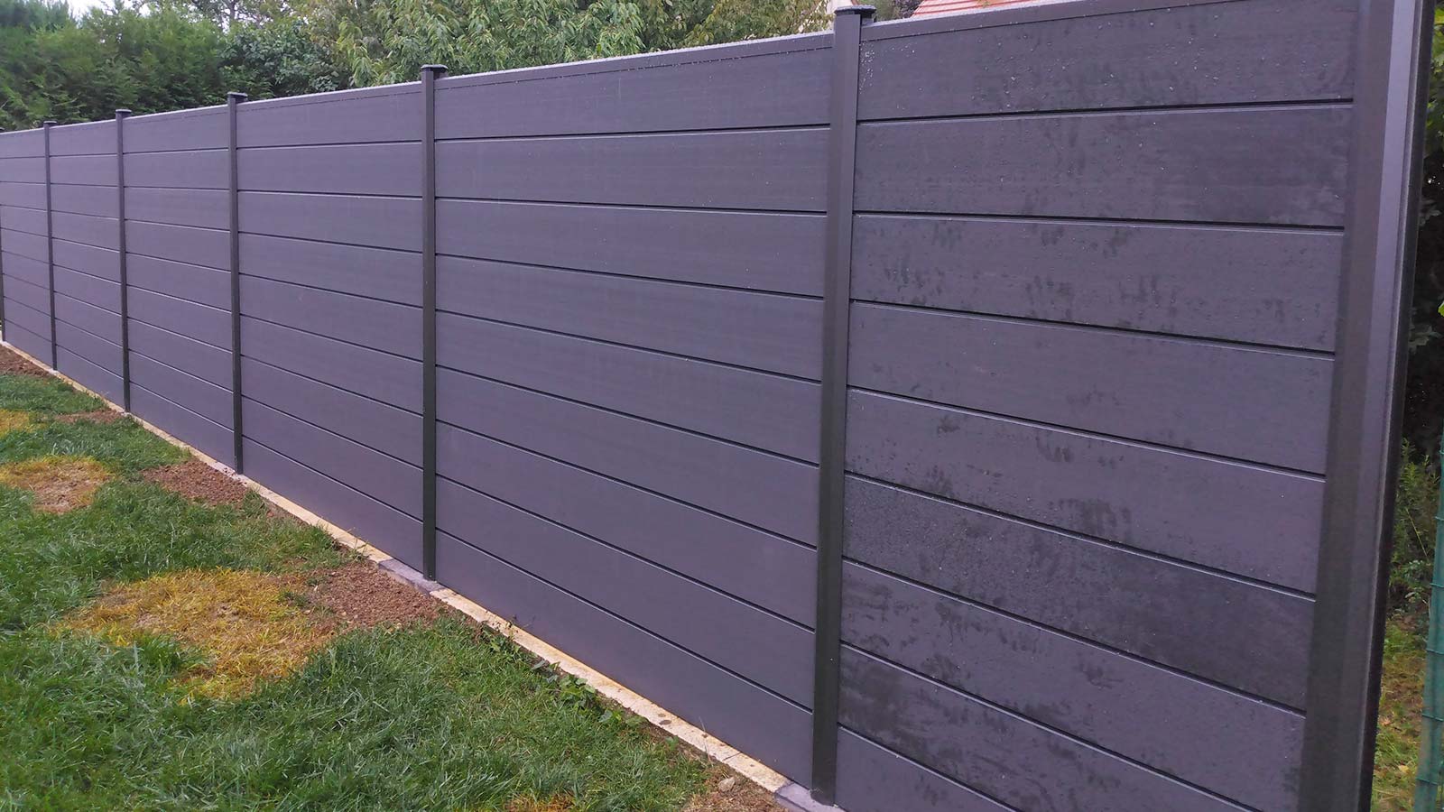 Pose clôture composite, poteaux alu